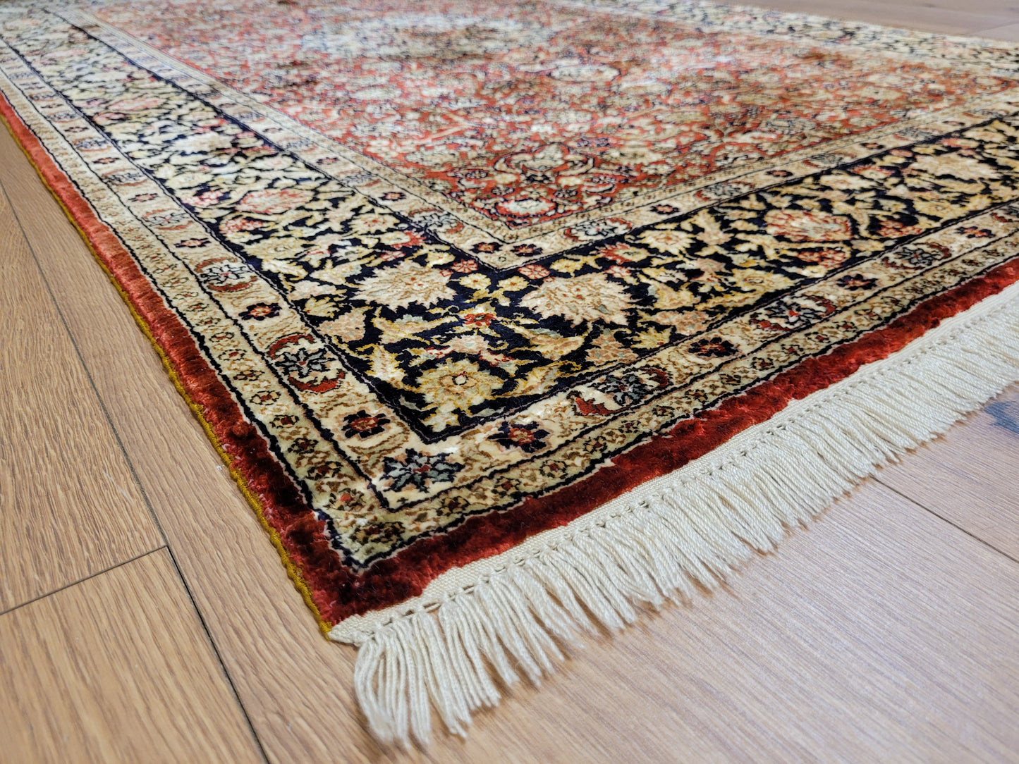 Hereke Teppich Seide auf Seide Medaillon feine Knüpfung