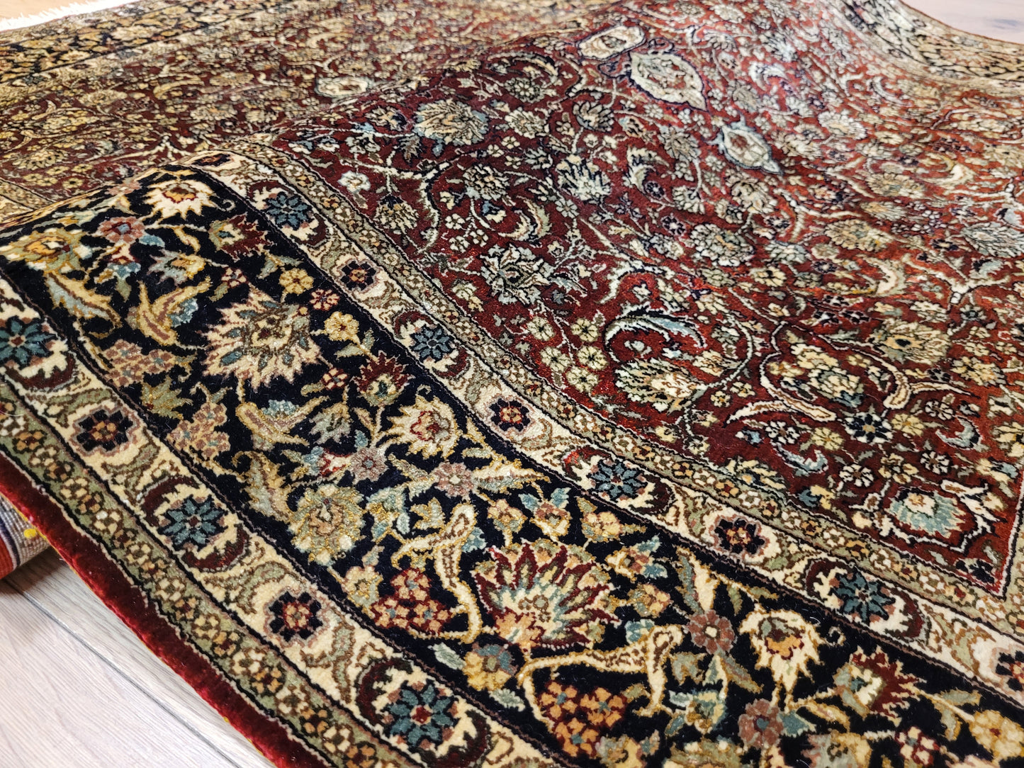 Hereke Teppich Seide auf Seide Medaillon feine Knüpfung