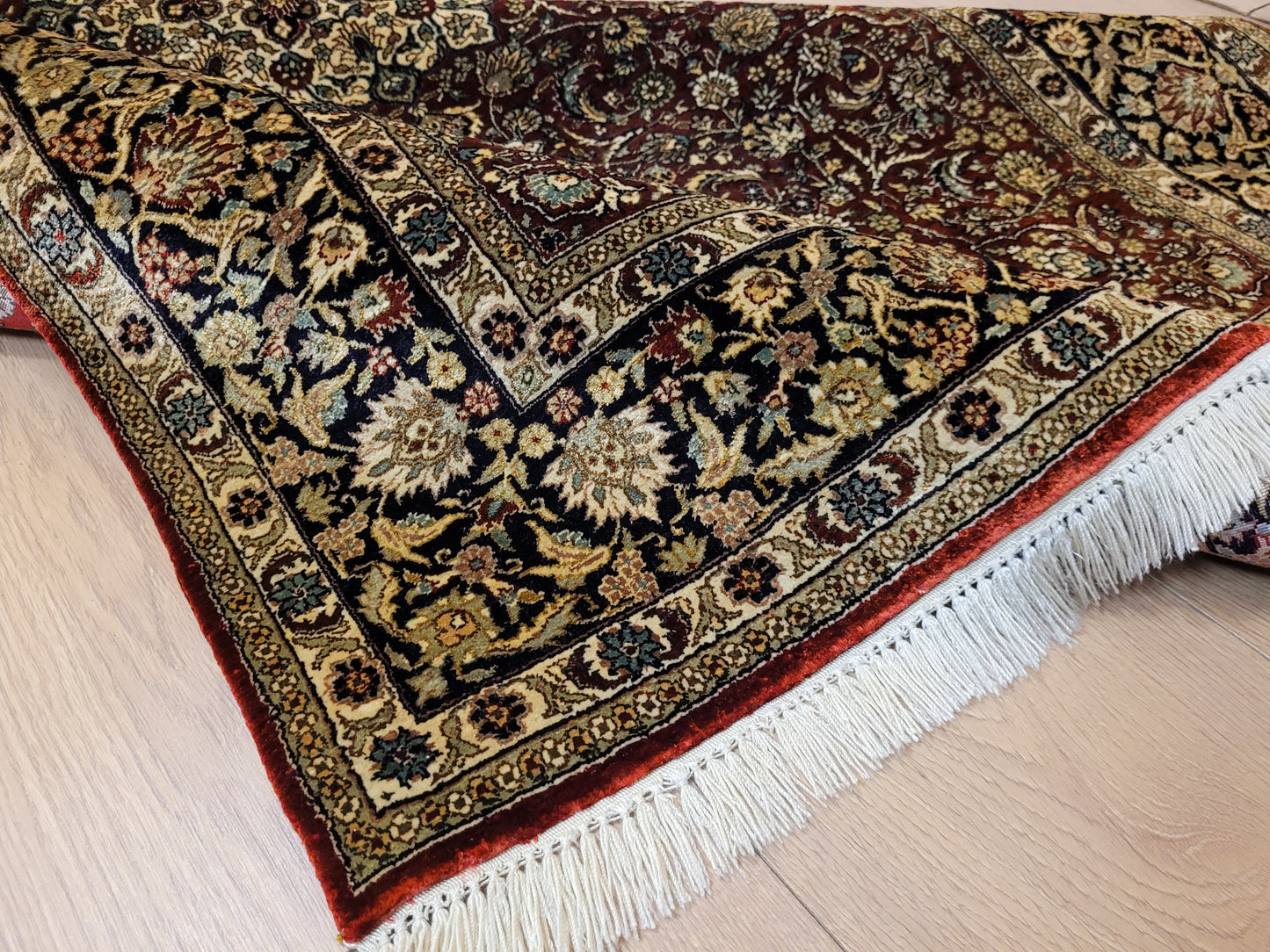 Hereke Teppich Seide auf Seide Medaillon feine Knüpfung