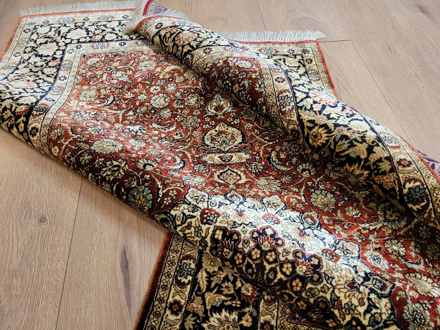 Hereke Teppich Seide auf Seide Medaillon feine Knüpfung