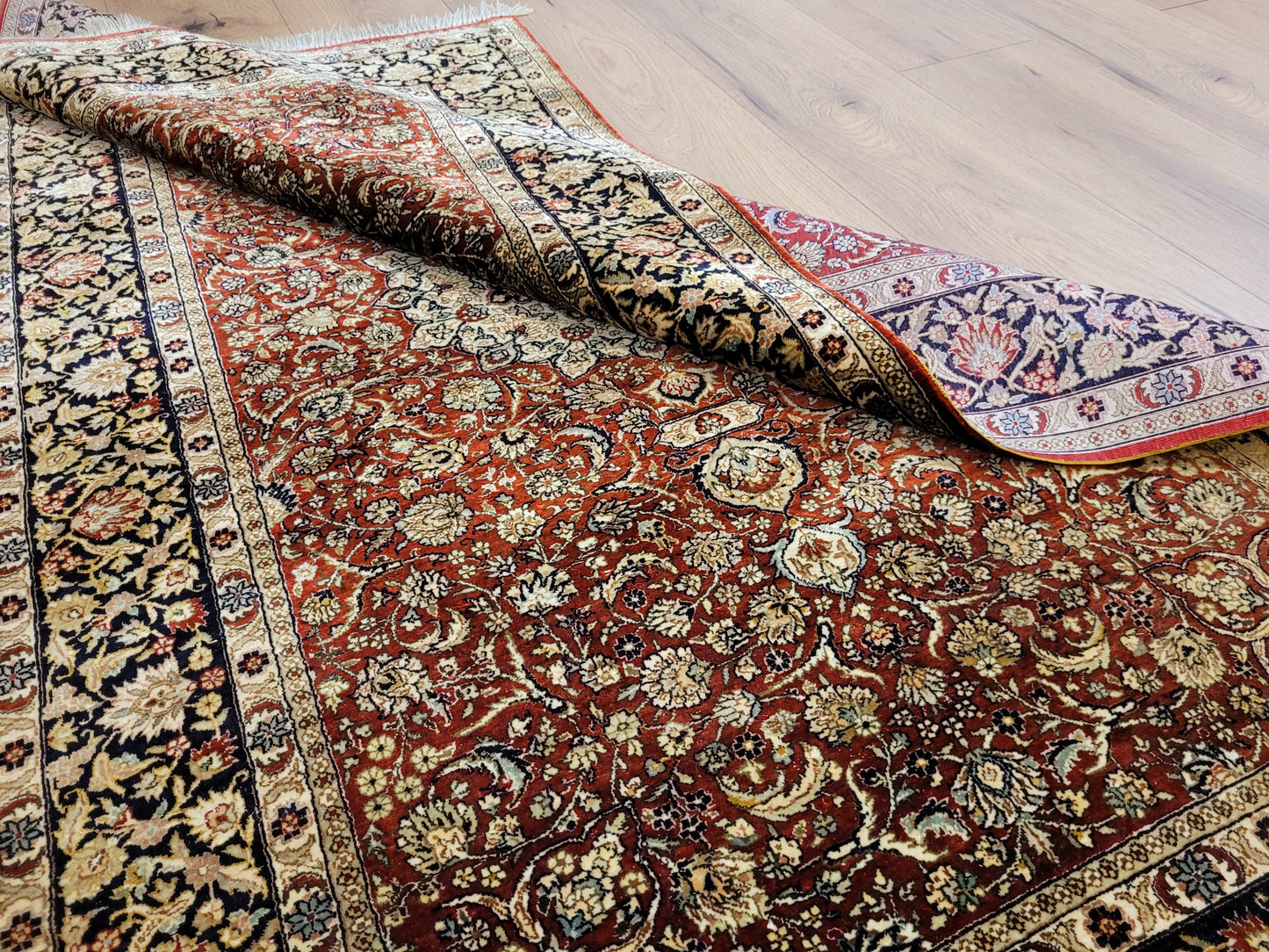 Hereke Teppich Seide auf Seide Medaillon feine Knüpfung