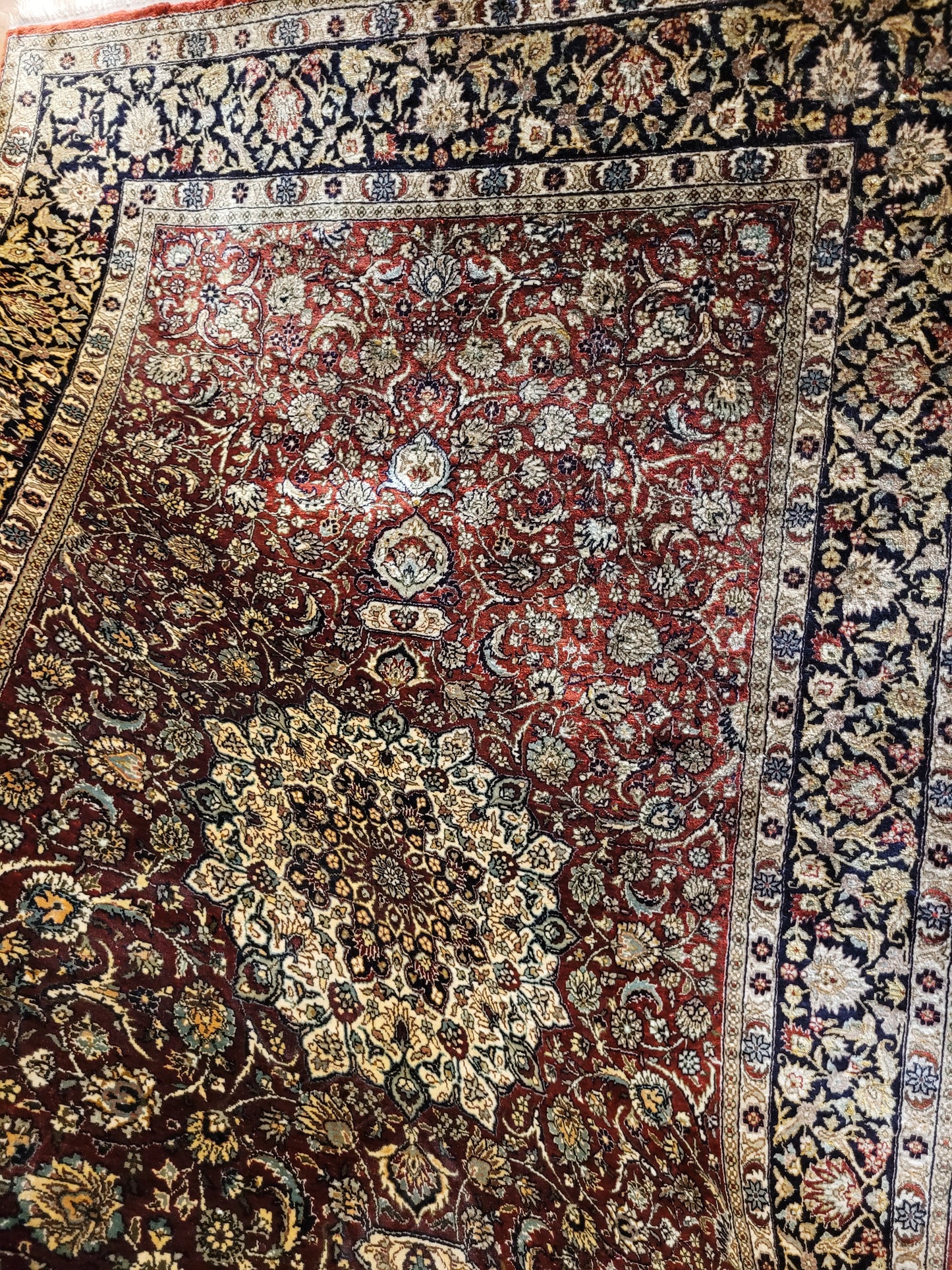 Hereke Teppich Seide auf Seide Medaillon feine Knüpfung