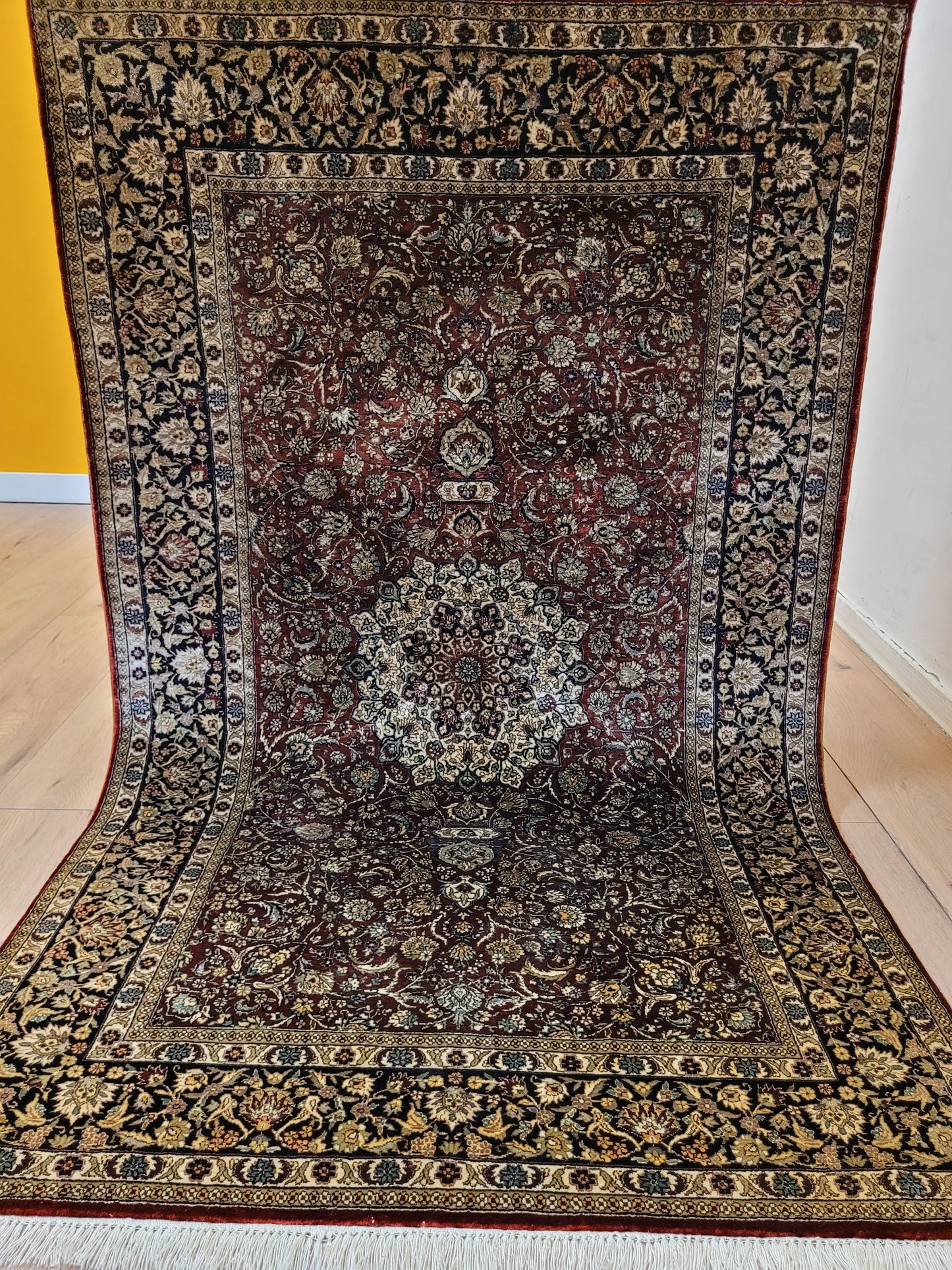 Hereke Teppich Seide auf Seide Medaillon feine Knüpfung