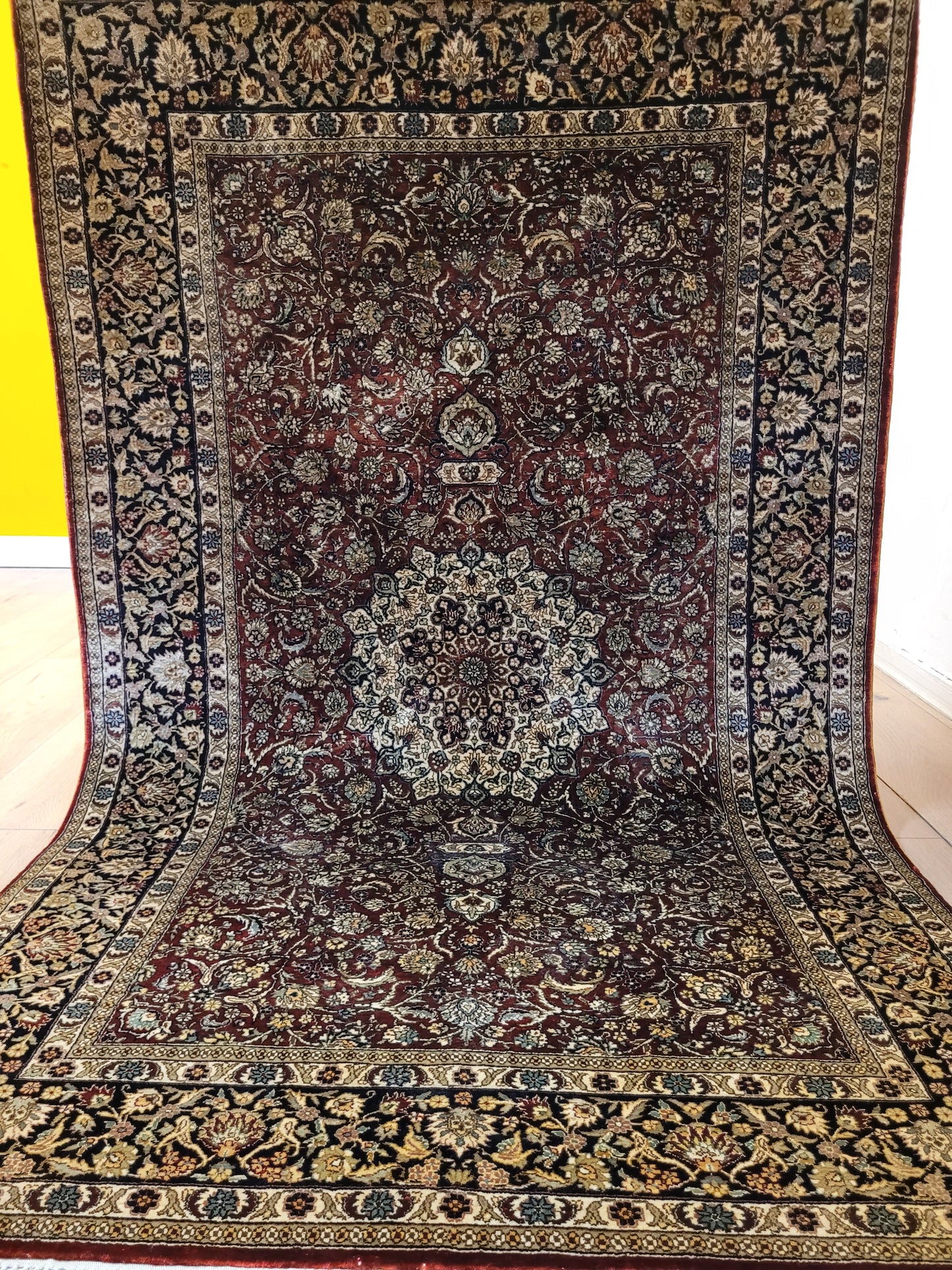 Hereke Teppich Seide auf Seide Medaillon feine Knüpfung