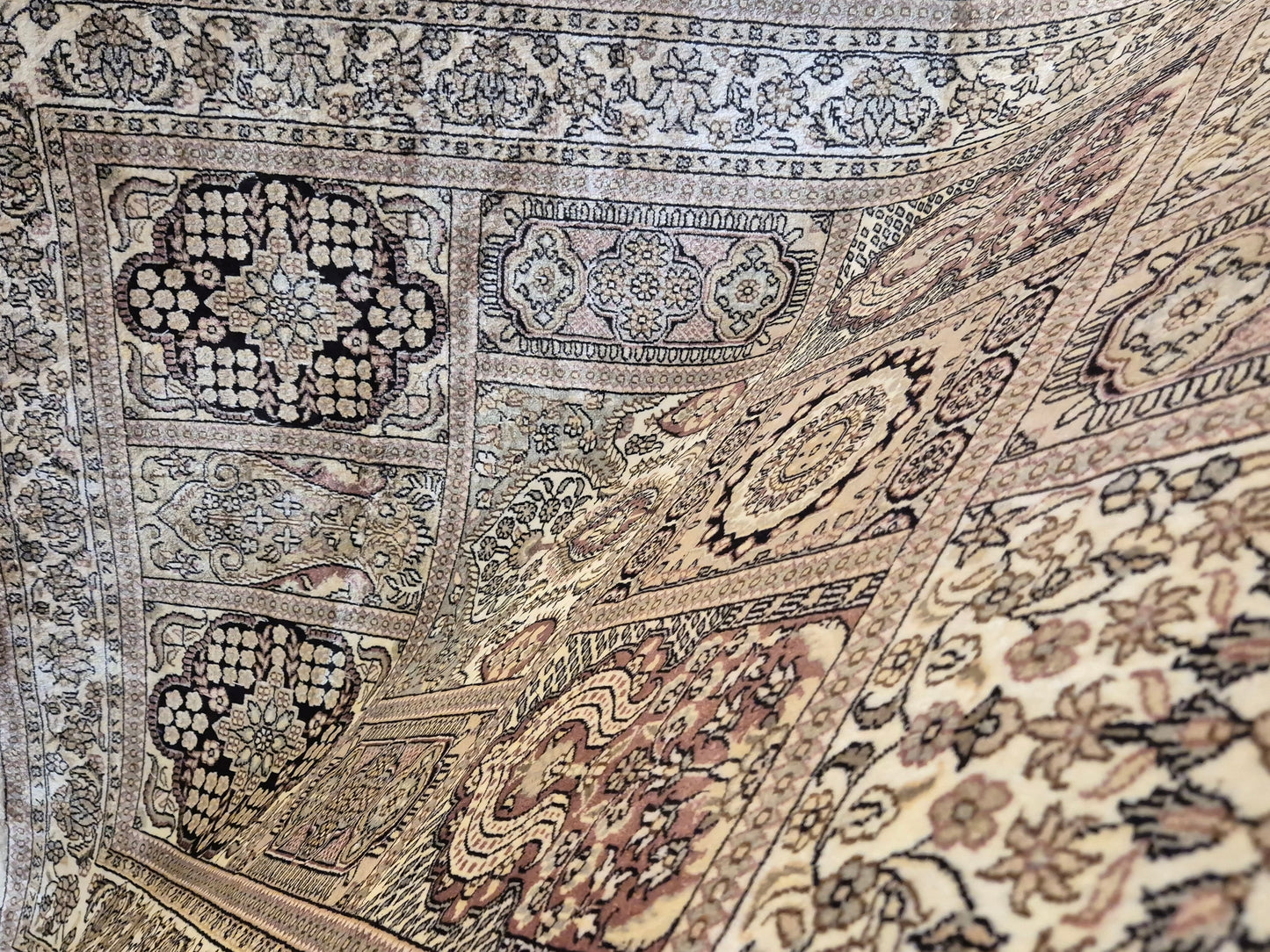 Hereke Teppich Seide auf Seide Gartenmotiv fein handgeknüpft