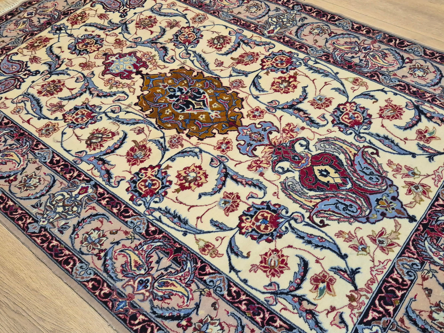 Isfahan Teppich Korkwolle auf Seide Medaillon fein handgeknüpft