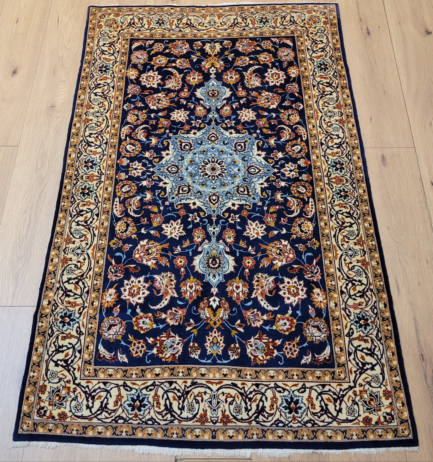 Isfahan Teppich Korkwolle mit Seide feine Knüpfung Medaillon