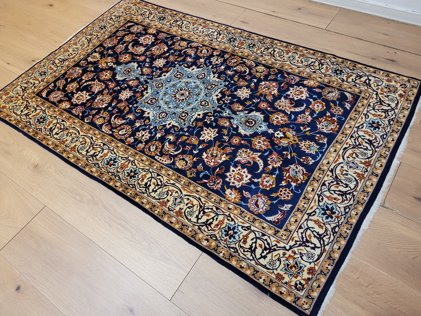 Isfahan Teppich Korkwolle mit Seide feine Knüpfung Medaillon