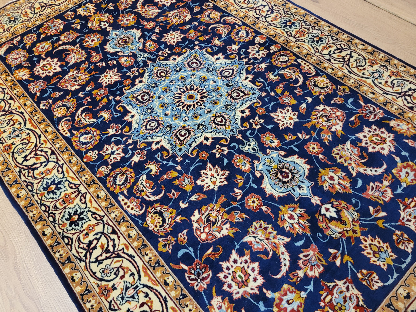 Isfahan Teppich Korkwolle mit Seide feine Knüpfung Medaillon