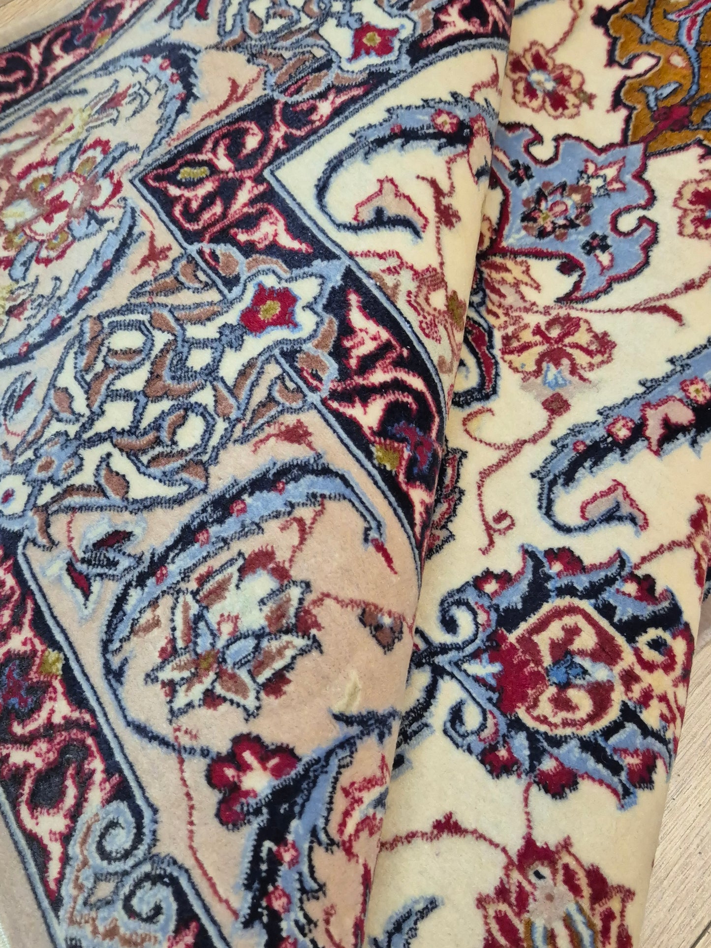 Isfahan Teppich Korkwolle auf Seide Medaillon fein handgeknüpft