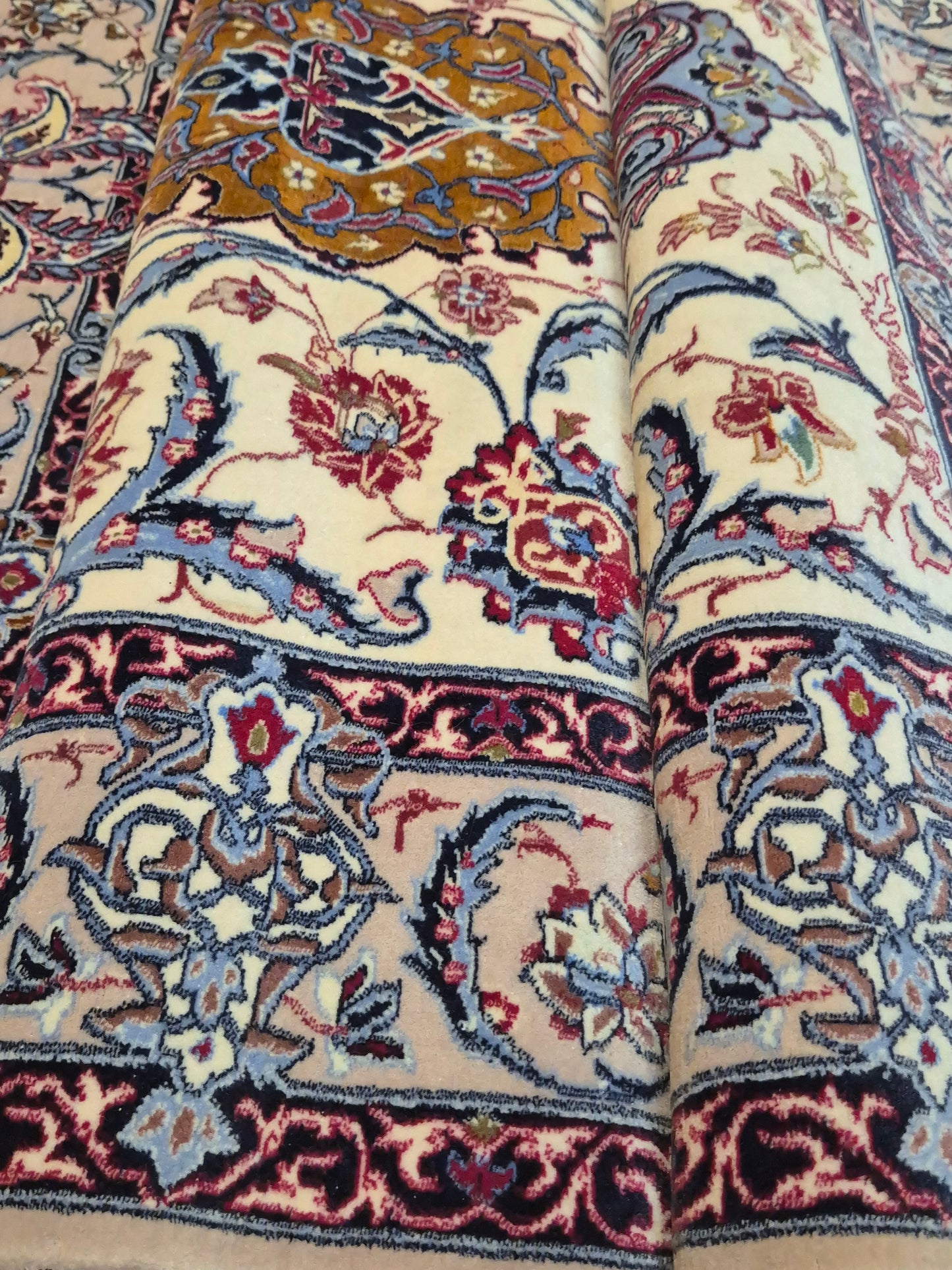 Isfahan Teppich Korkwolle auf Seide Medaillon fein handgeknüpft