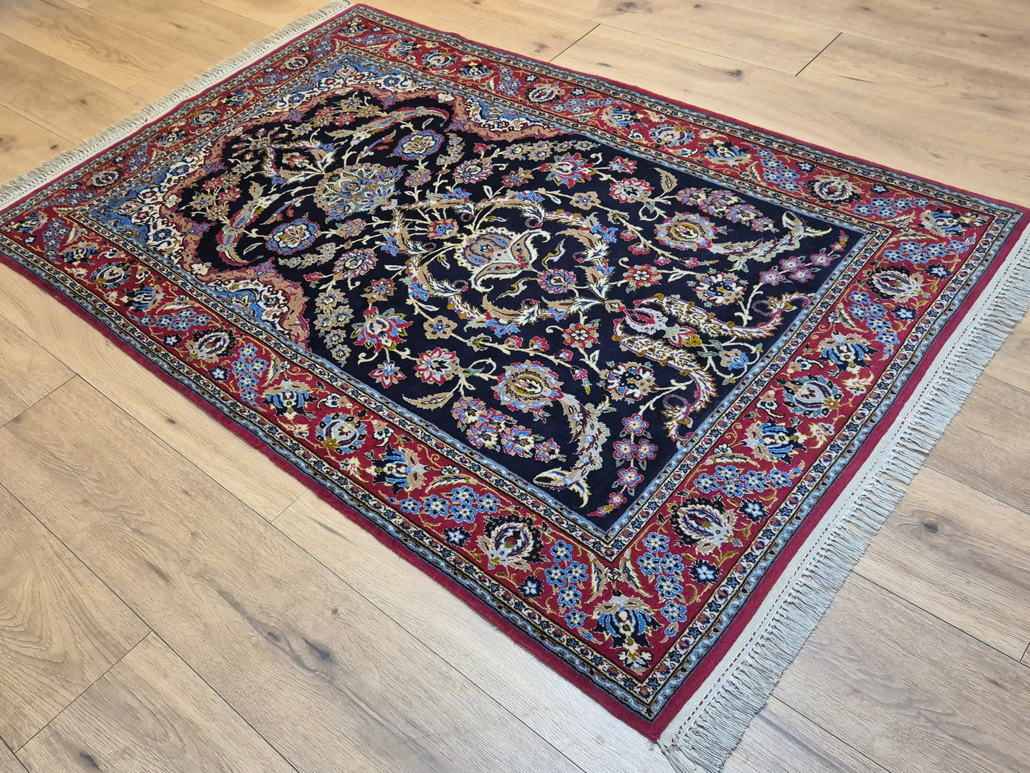 Isfahan Teppich Korkwolle mit Seide auf Seide dunkelblau rot fein