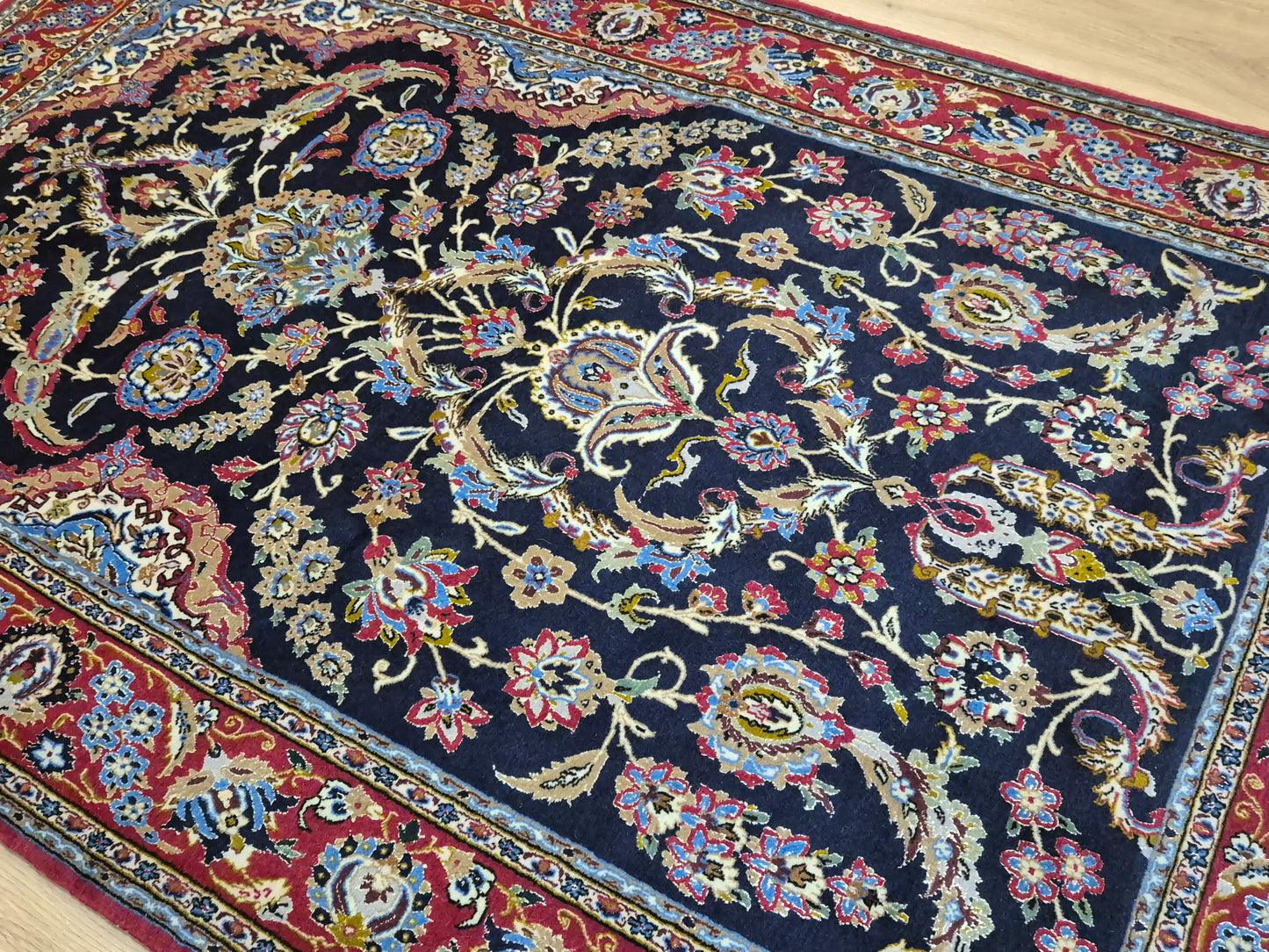 Isfahan Teppich Korkwolle mit Seide auf Seide dunkelblau rot fein