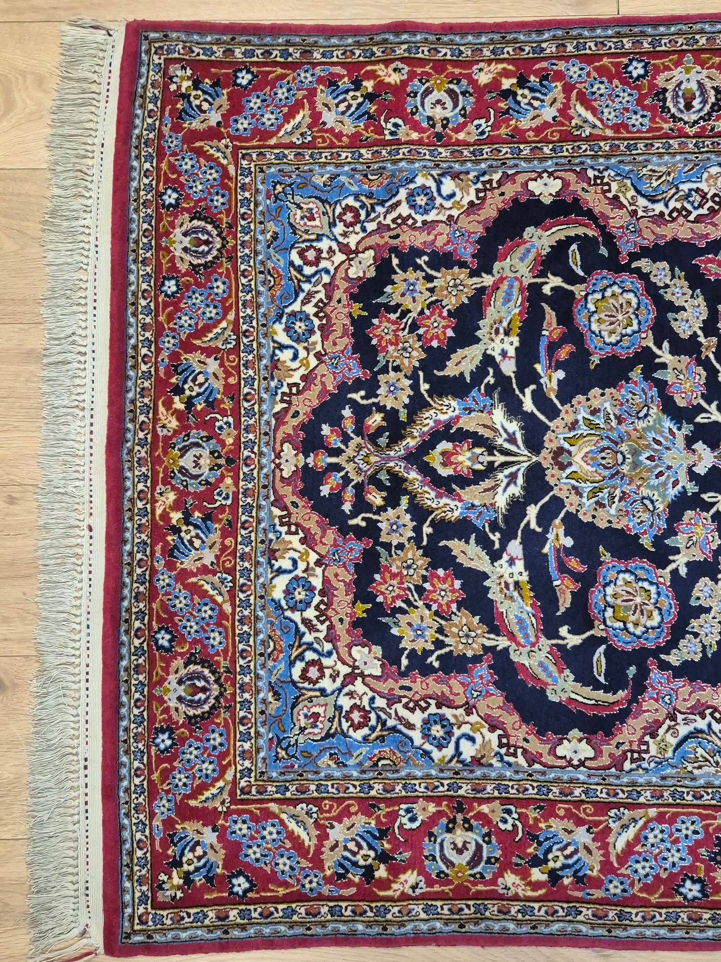 Isfahan Teppich Korkwolle mit Seide auf Seide dunkelblau rot fein