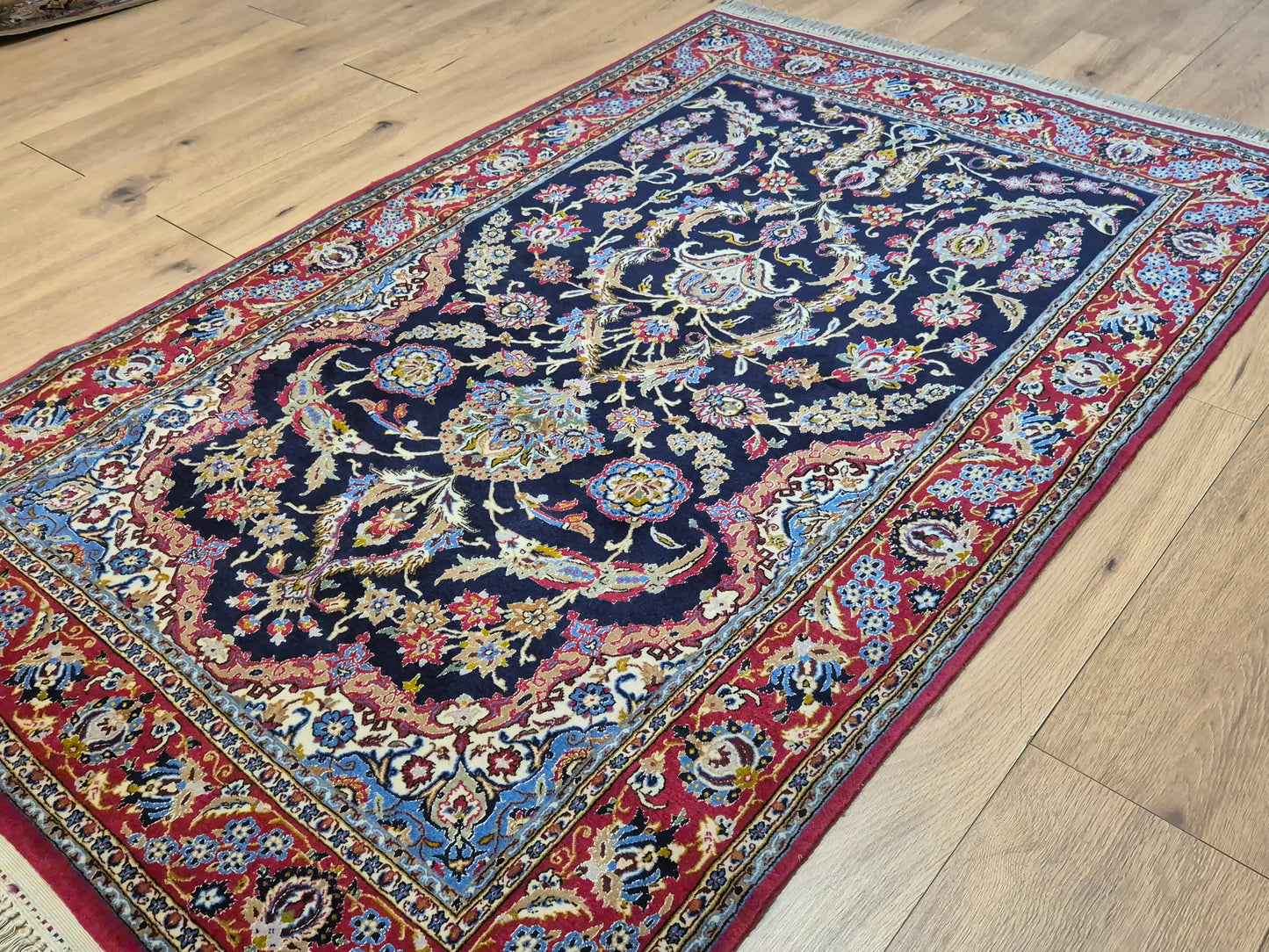 Isfahan Teppich Korkwolle mit Seide auf Seide dunkelblau rot fein