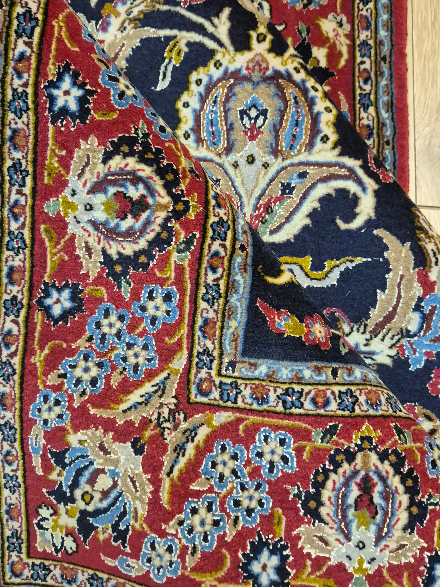 Isfahan Teppich Korkwolle mit Seide auf Seide dunkelblau rot fein