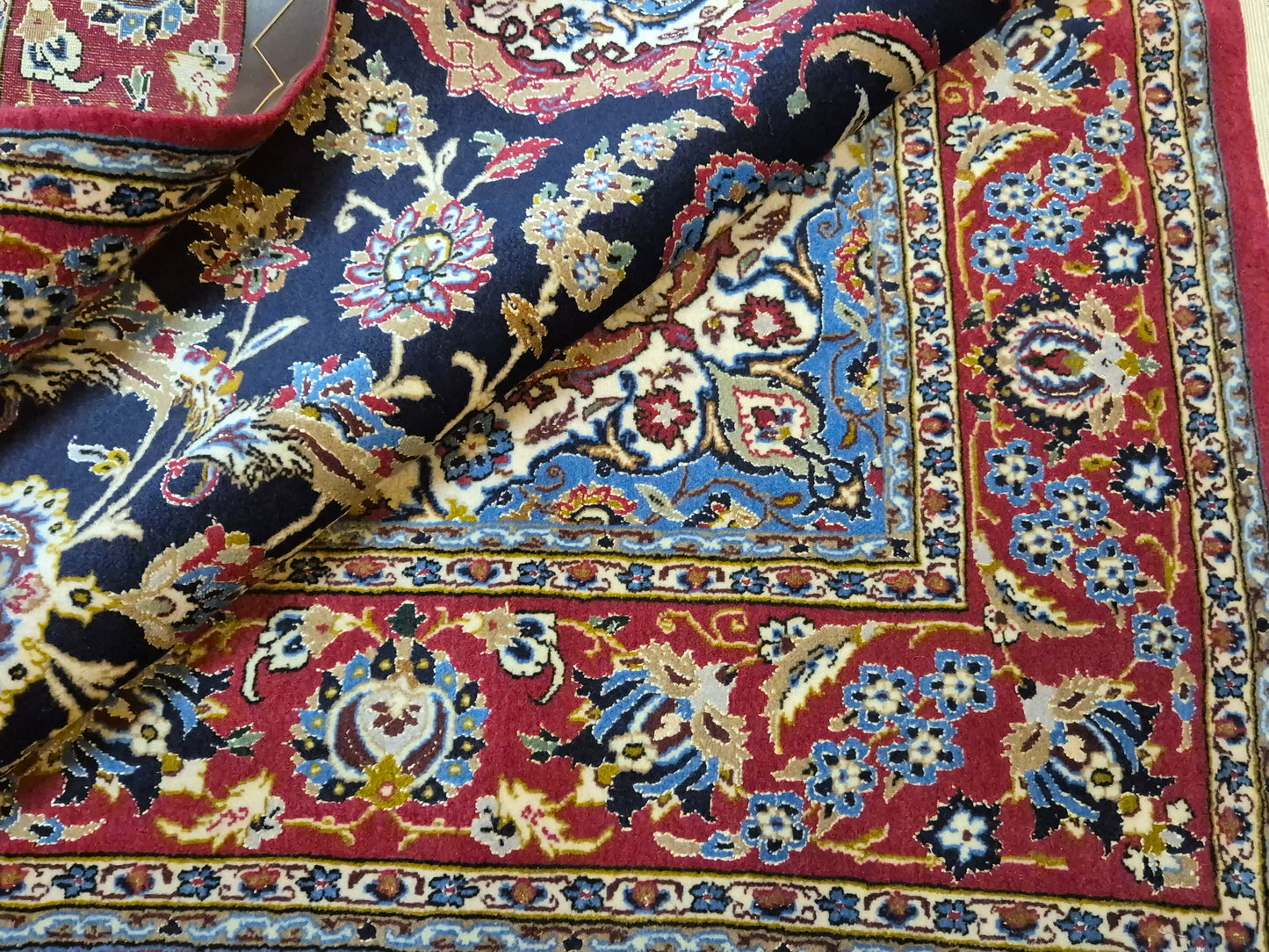 Isfahan Teppich Korkwolle mit Seide auf Seide dunkelblau rot fein