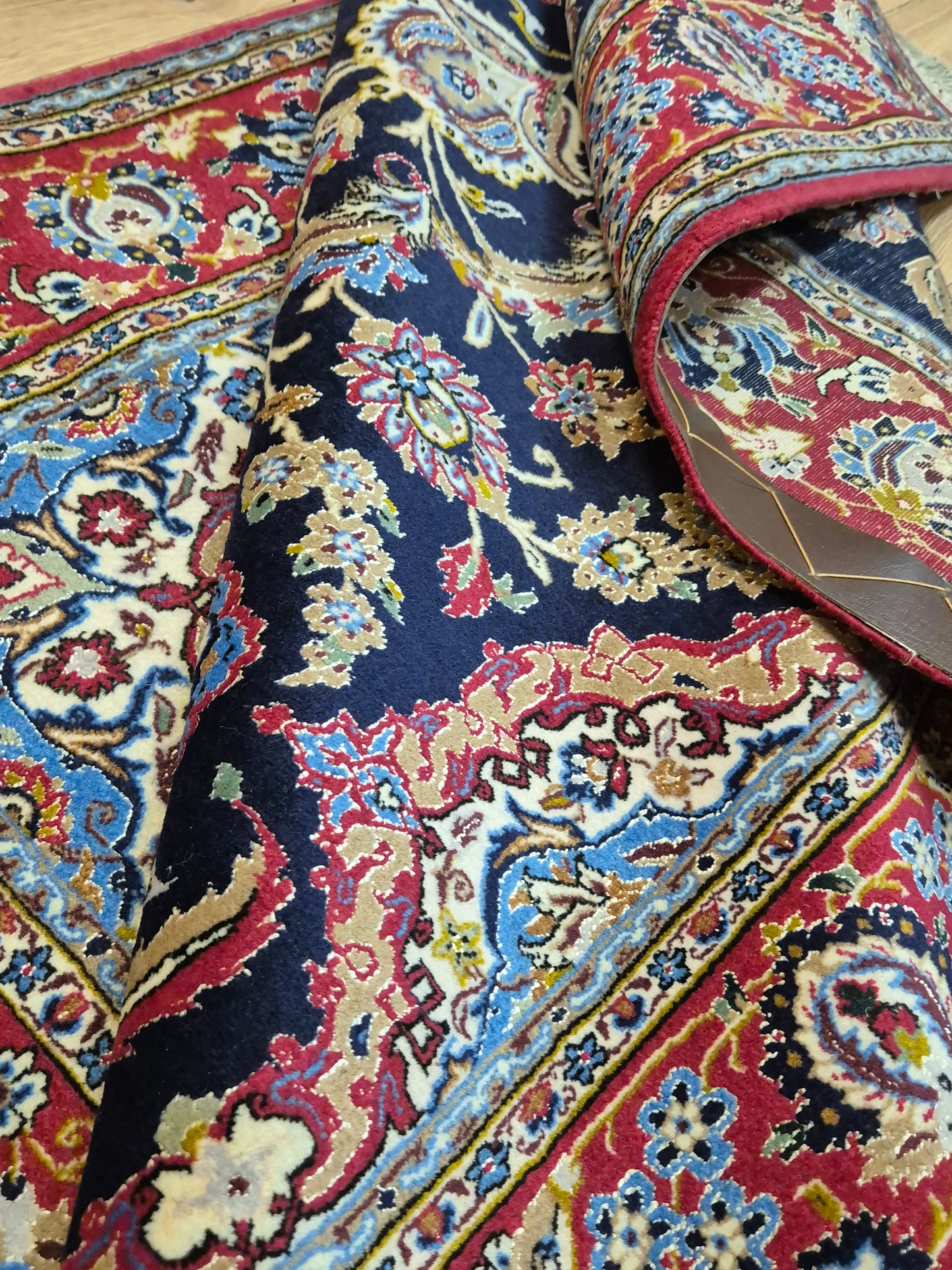 Isfahan Teppich Korkwolle mit Seide auf Seide dunkelblau rot fein