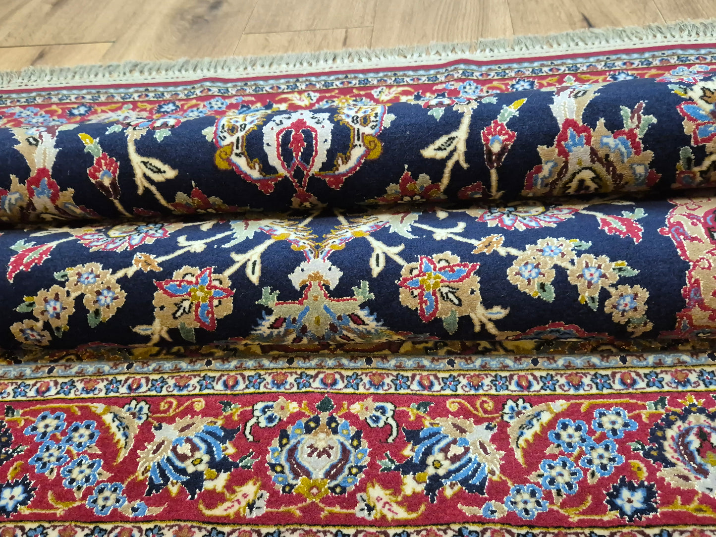 Isfahan Teppich Korkwolle mit Seide auf Seide dunkelblau rot fein