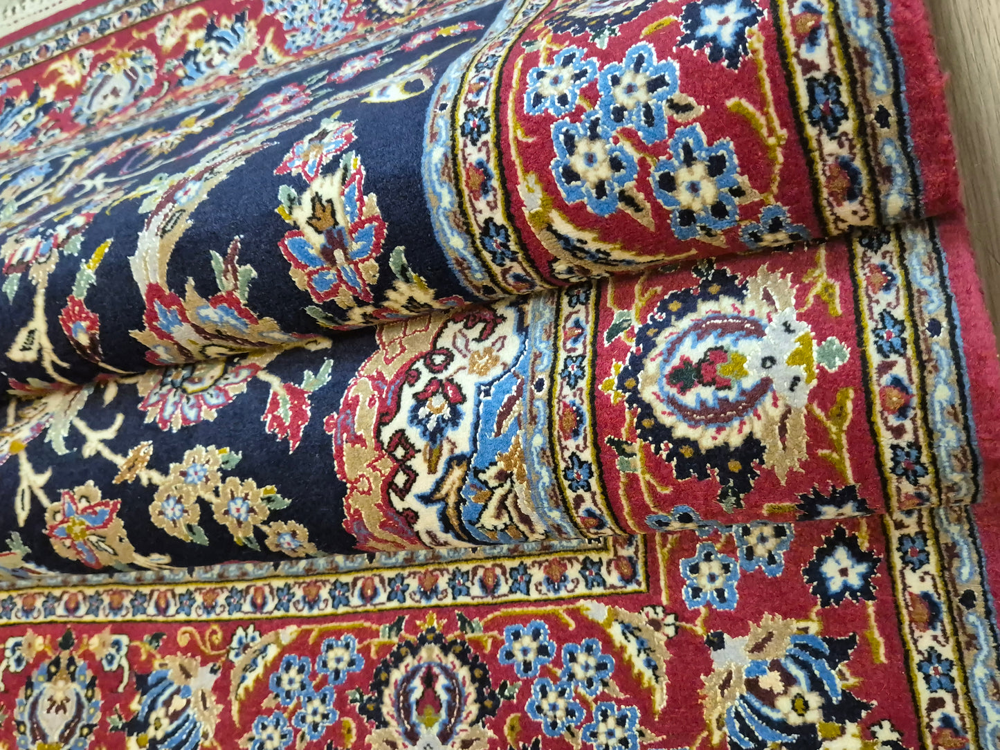 Isfahan Teppich Korkwolle mit Seide auf Seide dunkelblau rot fein