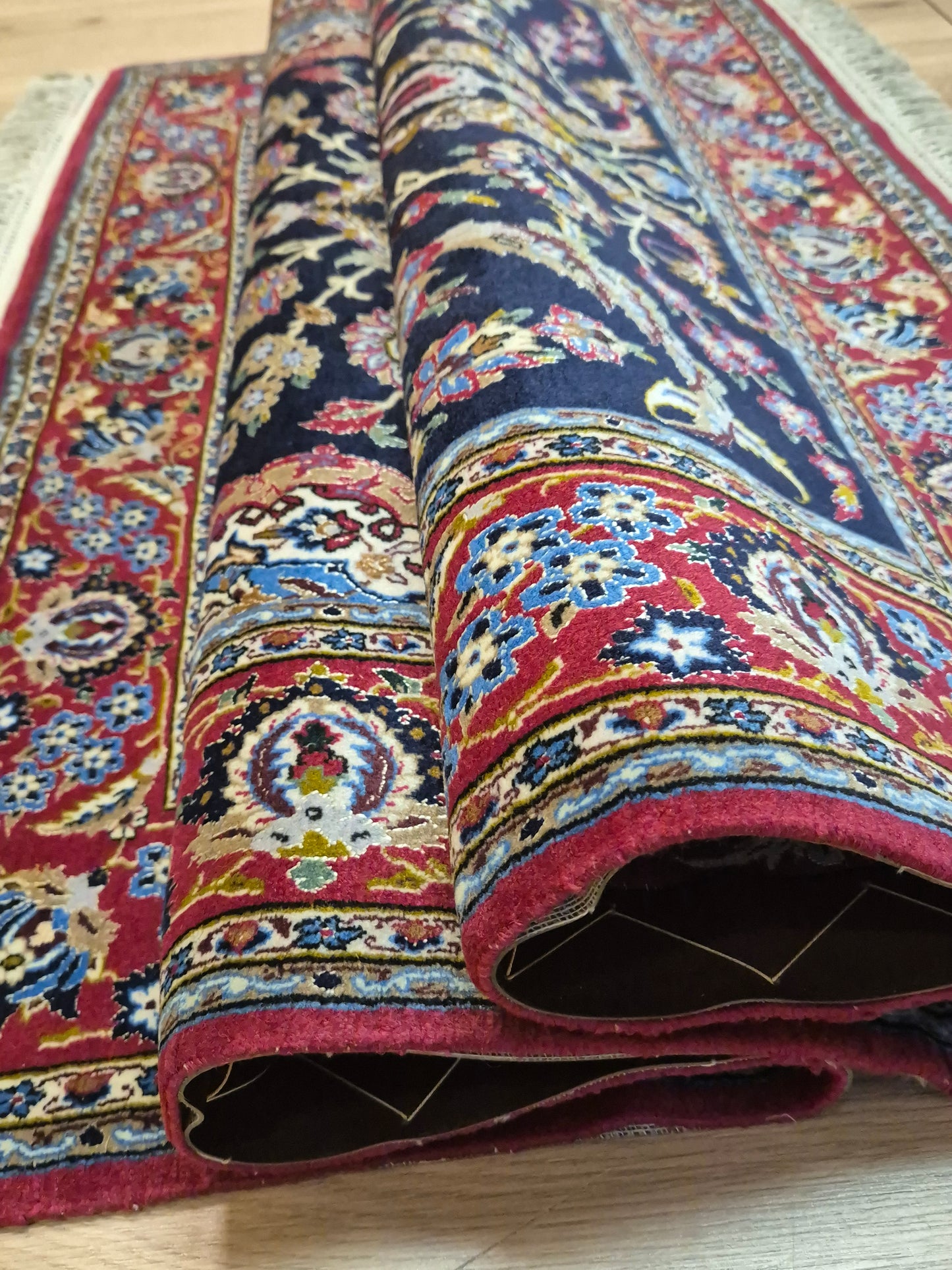 Isfahan Teppich Korkwolle mit Seide auf Seide dunkelblau rot fein