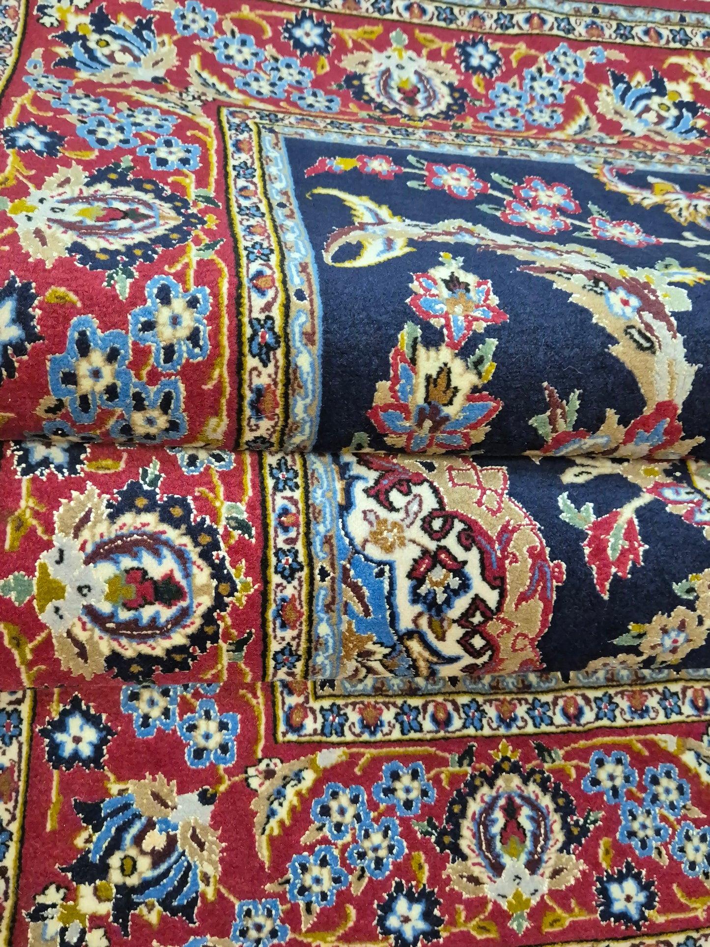 Isfahan Teppich Korkwolle mit Seide auf Seide dunkelblau rot fein