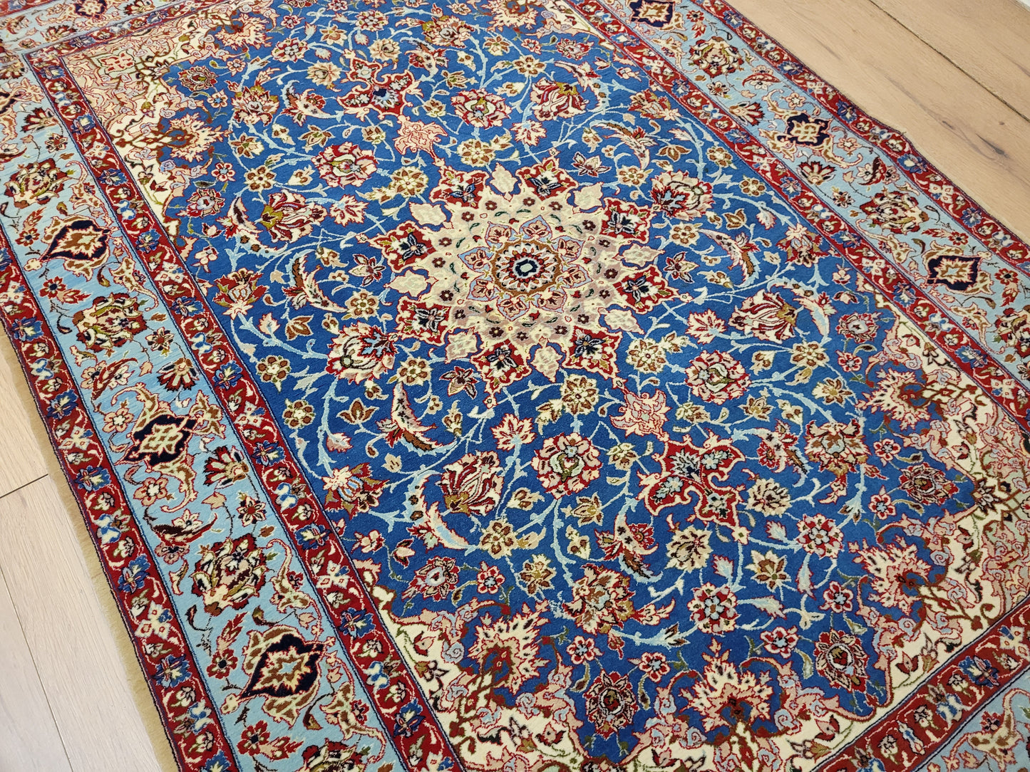 Isfahan Teppich Korkwolle mit Seide feine Knüpfung signiert