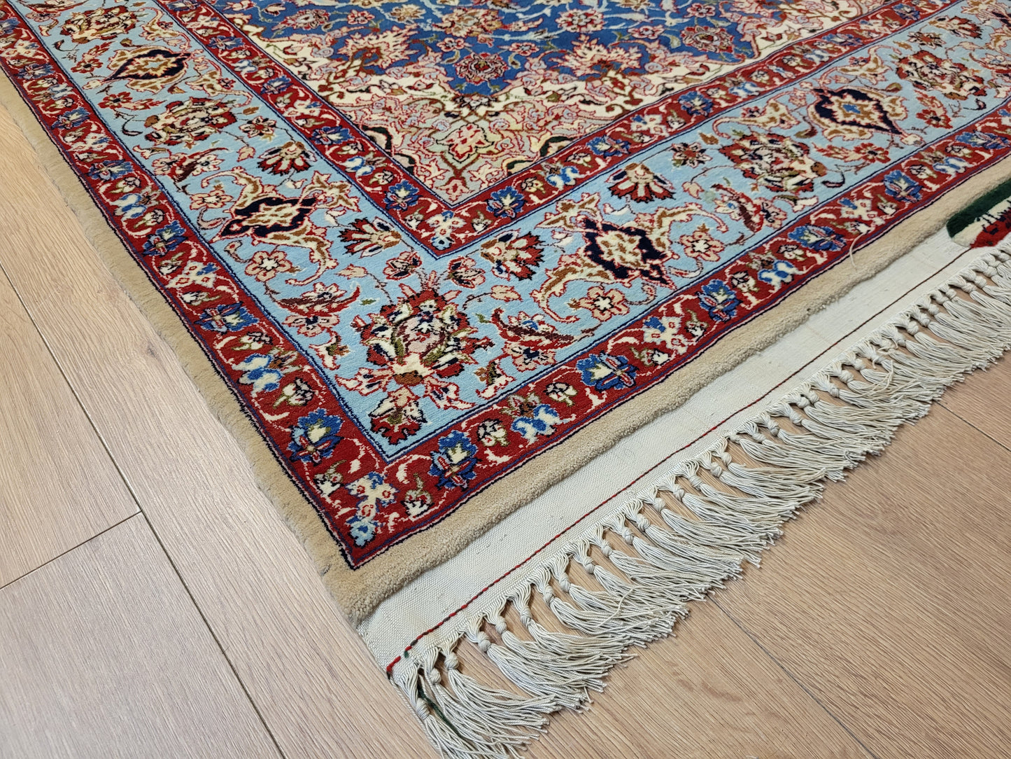 Isfahan Teppich Korkwolle mit Seide feine Knüpfung signiert