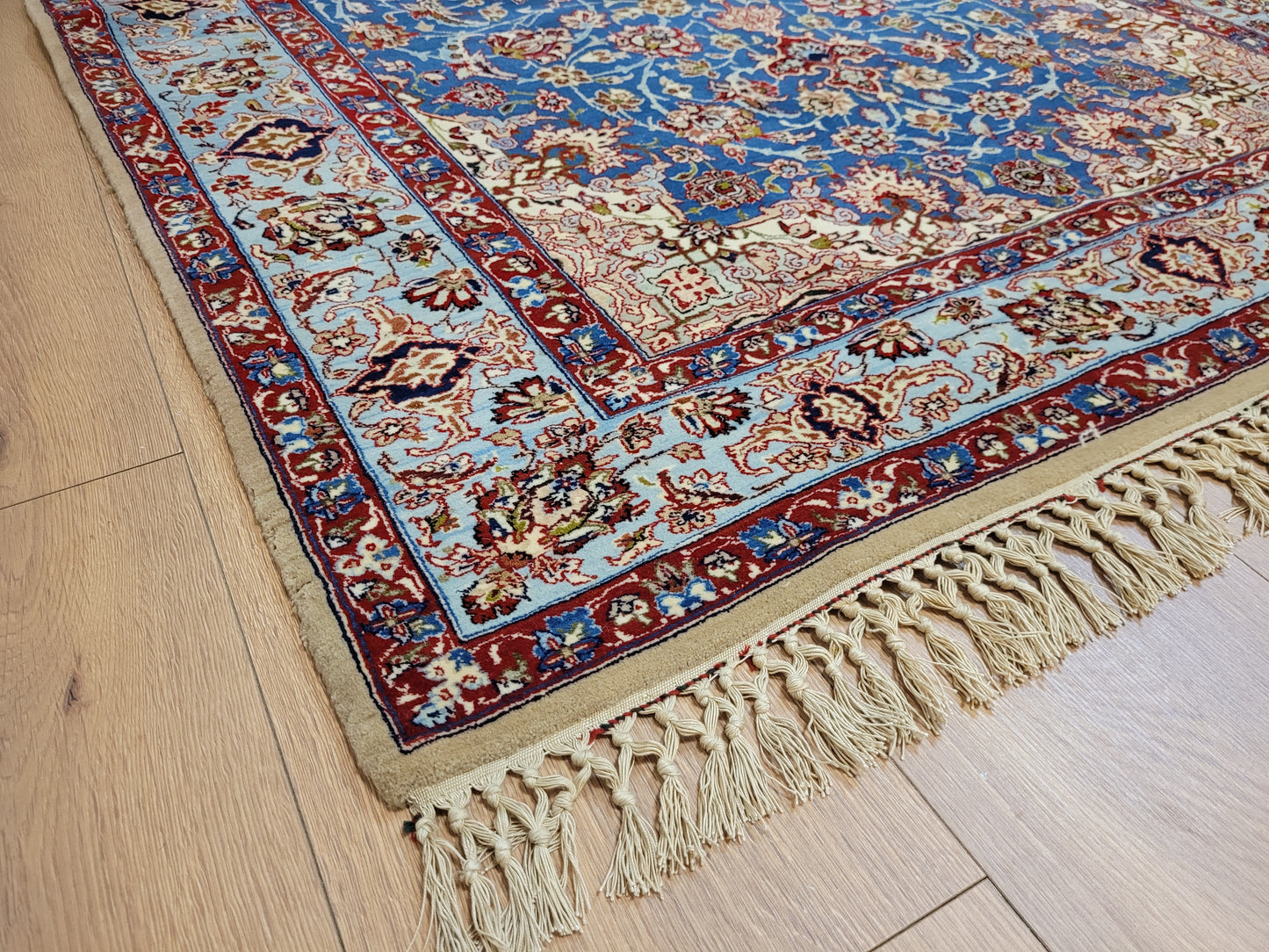 Isfahan Teppich Korkwolle mit Seide feine Knüpfung signiert