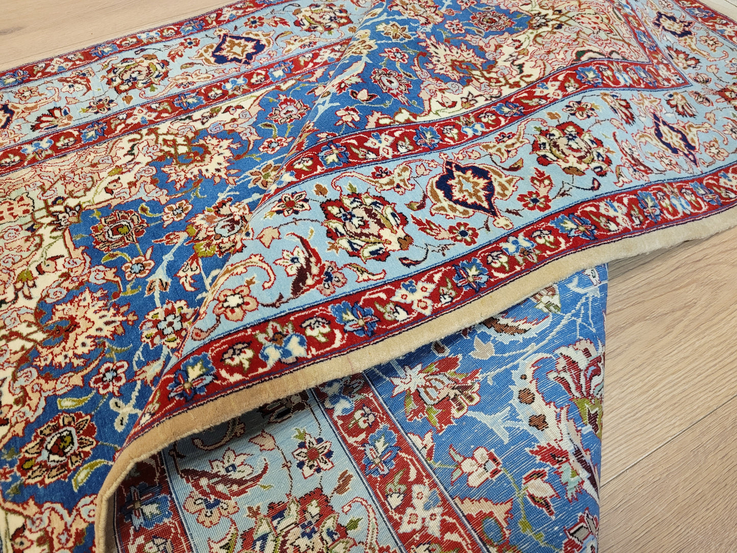 Isfahan Teppich Korkwolle mit Seide feine Knüpfung signiert