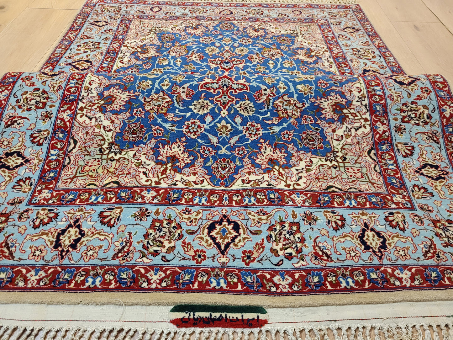 Isfahan Teppich Korkwolle mit Seide feine Knüpfung signiert