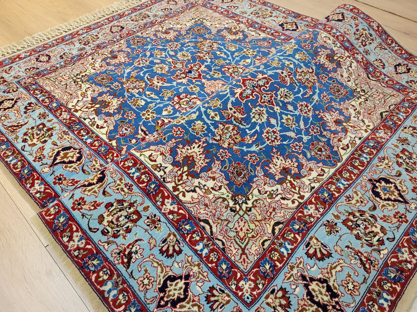 Isfahan Teppich Korkwolle mit Seide feine Knüpfung signiert