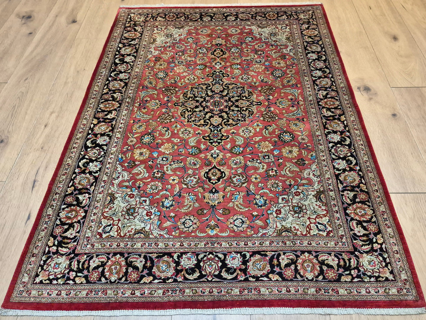 Ghom Teppich Seide auf Seide signiert floral fein