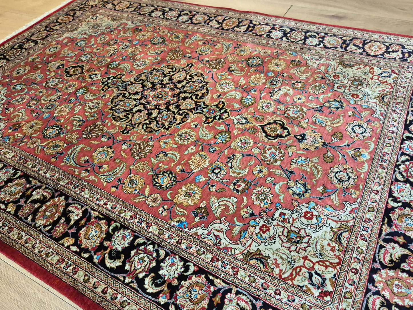 Ghom Teppich Seide auf Seide signiert floral fein