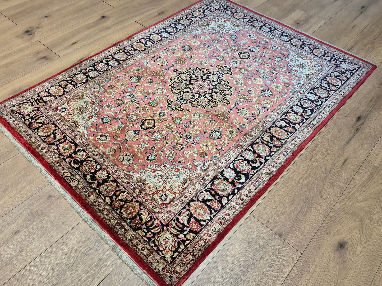 Ghom Teppich Seide auf Seide signiert floral fein