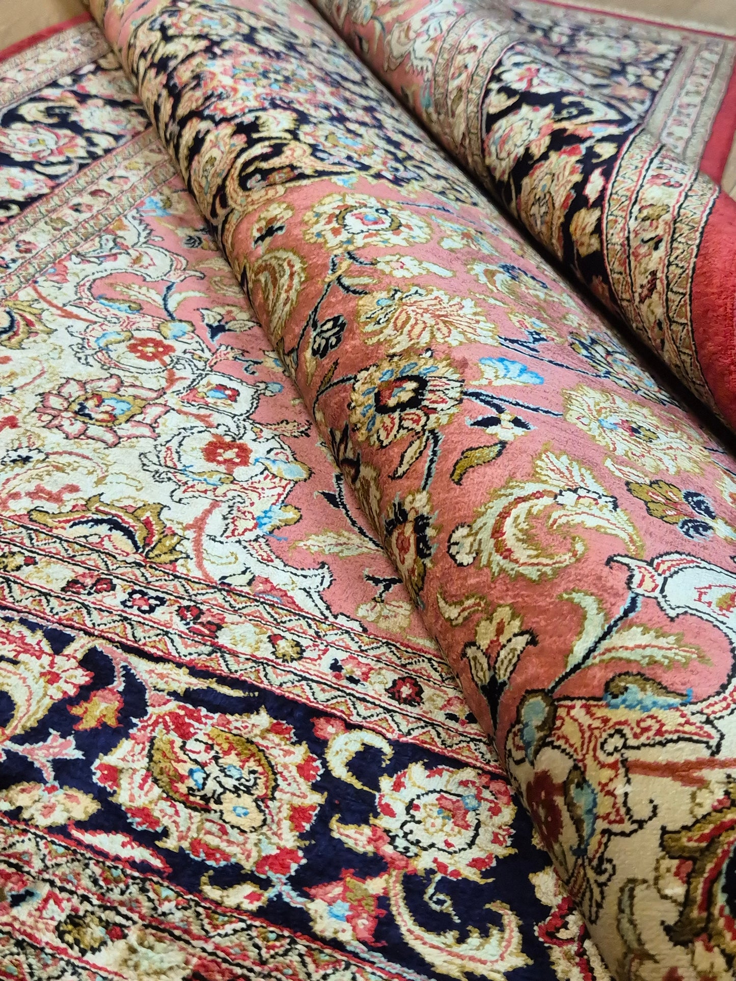 Ghom Teppich Seide auf Seide signiert floral fein