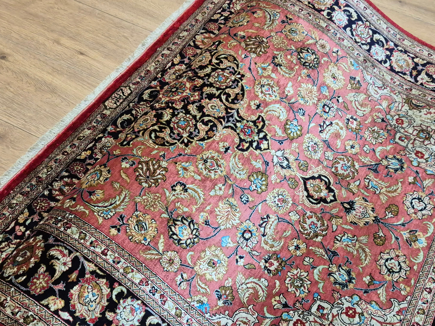 Ghom Teppich Seide auf Seide signiert floral fein