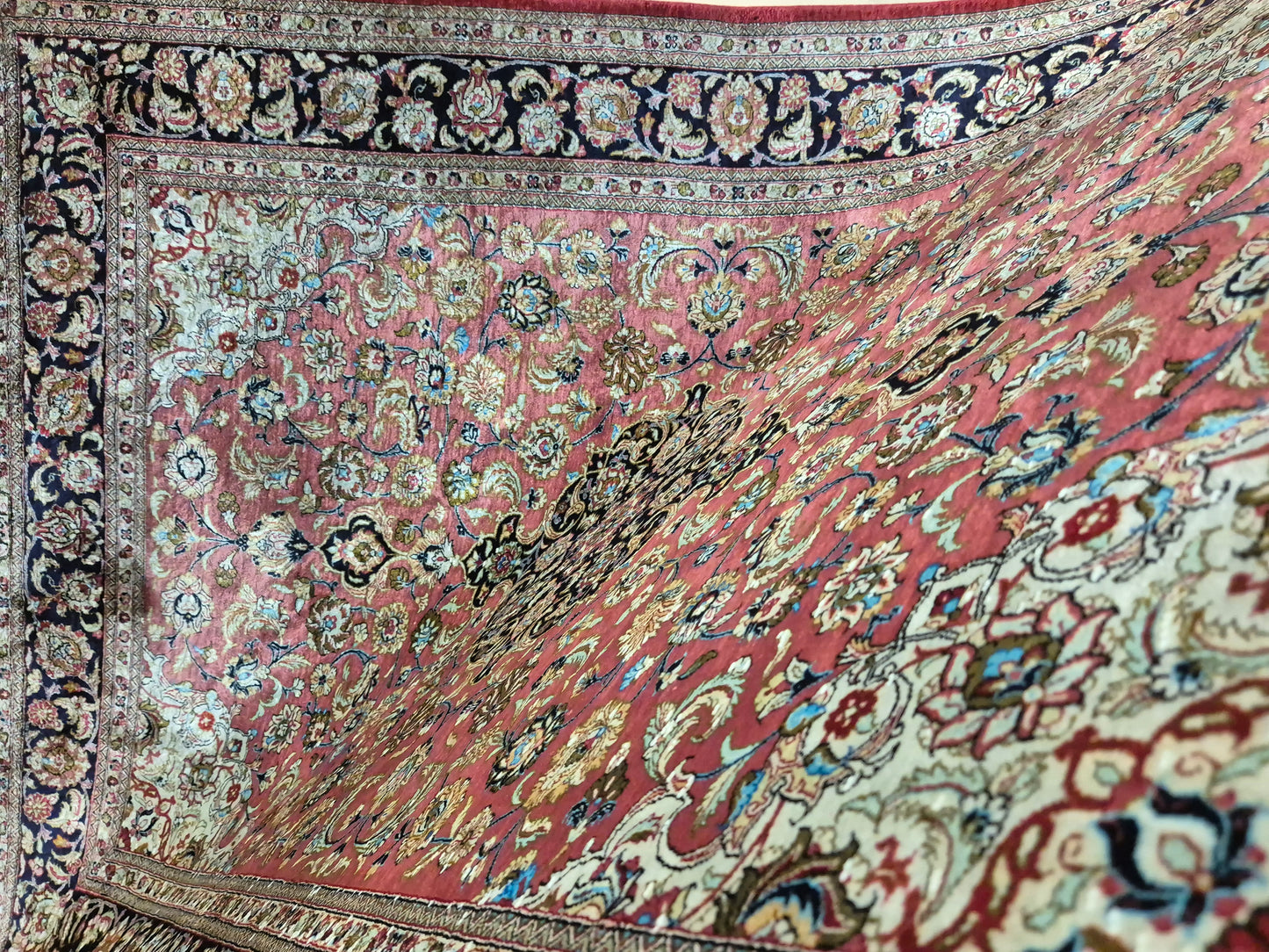 Ghom Teppich Seide auf Seide signiert floral fein