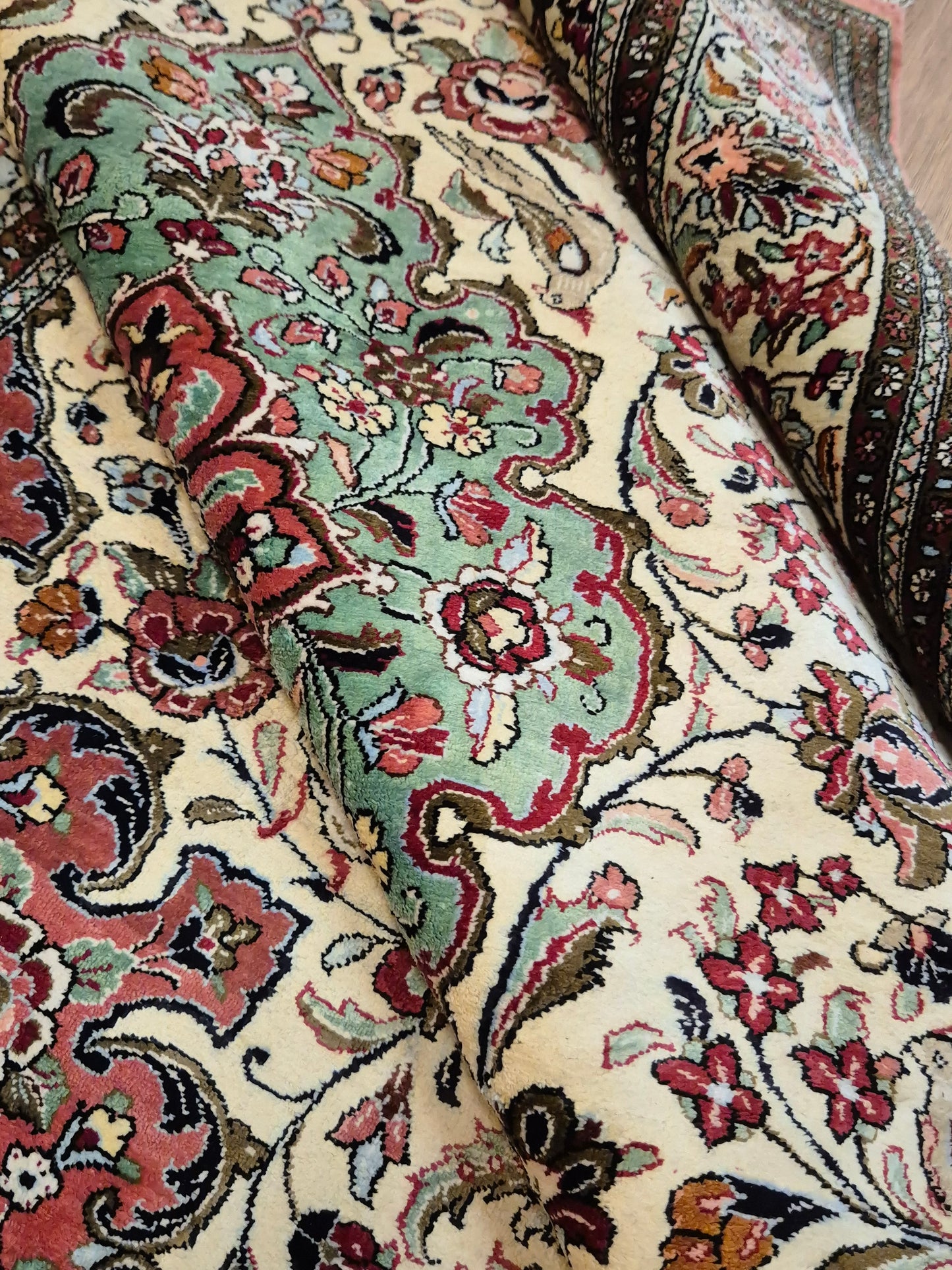 Ghom Seide auf Seide Teppich Medaillon florales Muster feine Knüpfung