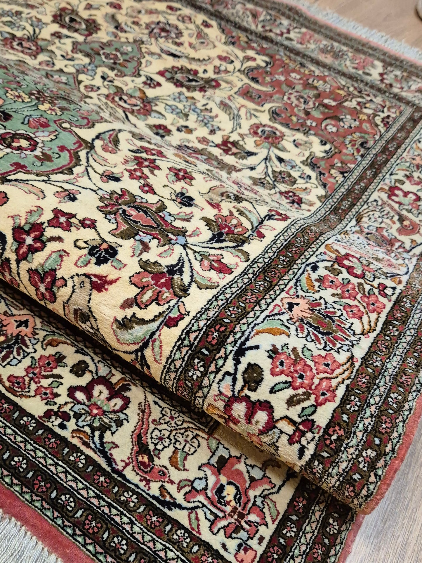 Ghom Seide auf Seide Teppich Medaillon florales Muster feine Knüpfung