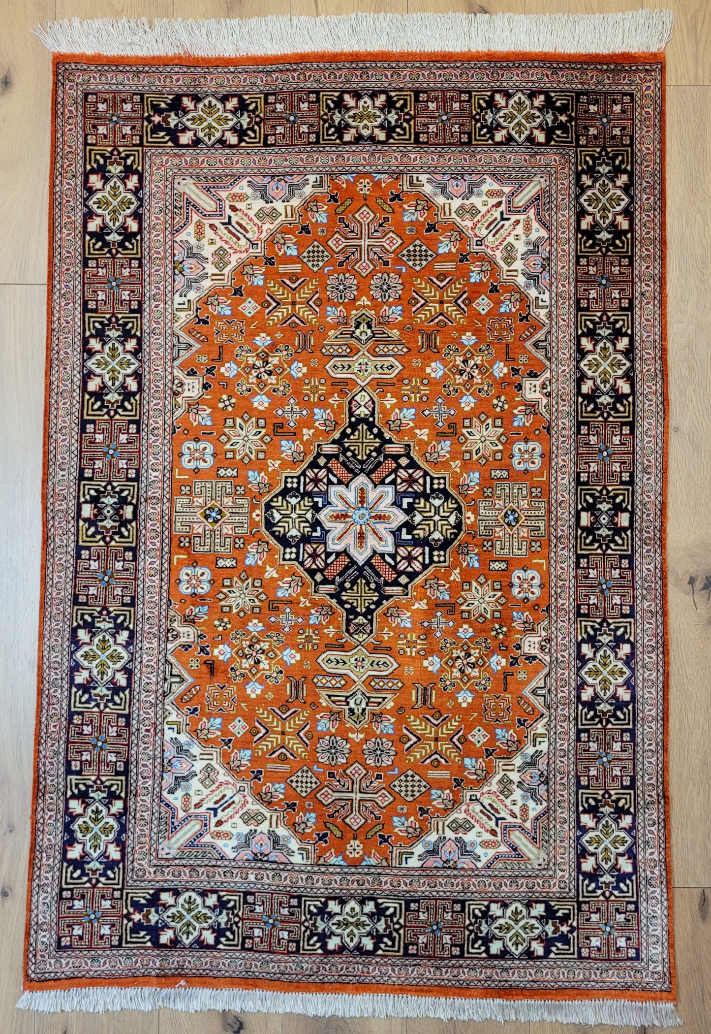 Ghom Seide auf Seide Teppich geometrisches Medaillon feine Knüpfung