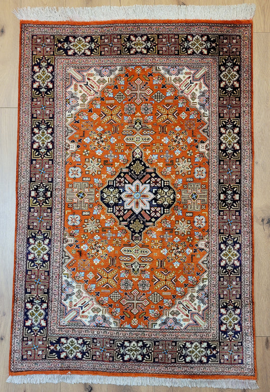 Ghom Seide auf Seide Teppich geometrisches Medaillon feine Knüpfung