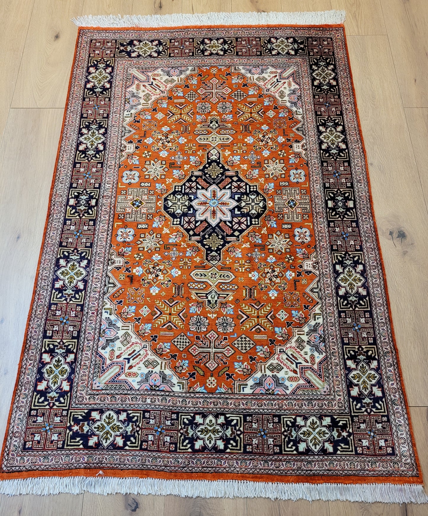 Ghom Seide auf Seide Teppich geometrisches Medaillon feine Knüpfung