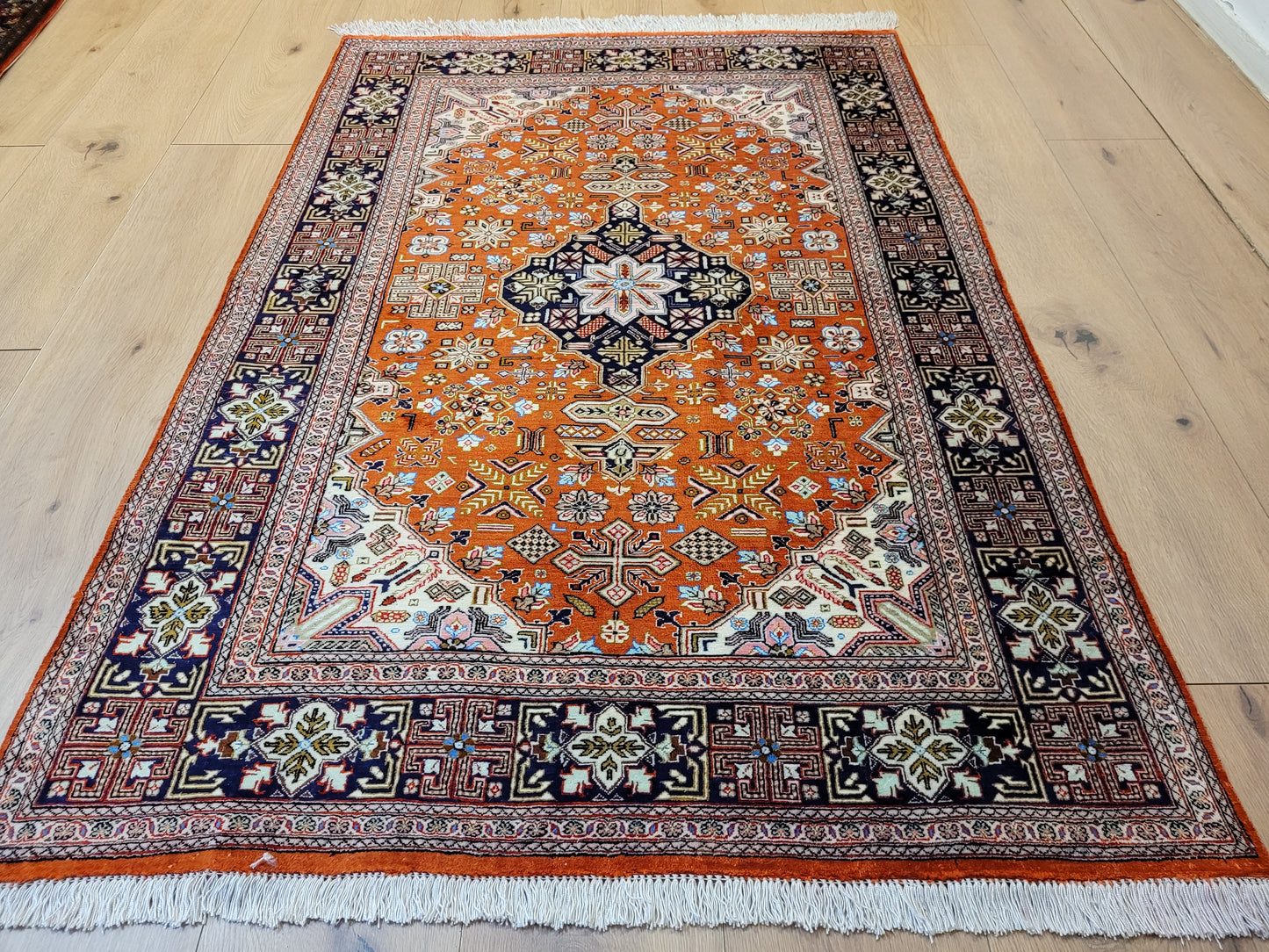 Ghom Seide auf Seide Teppich geometrisches Medaillon feine Knüpfung