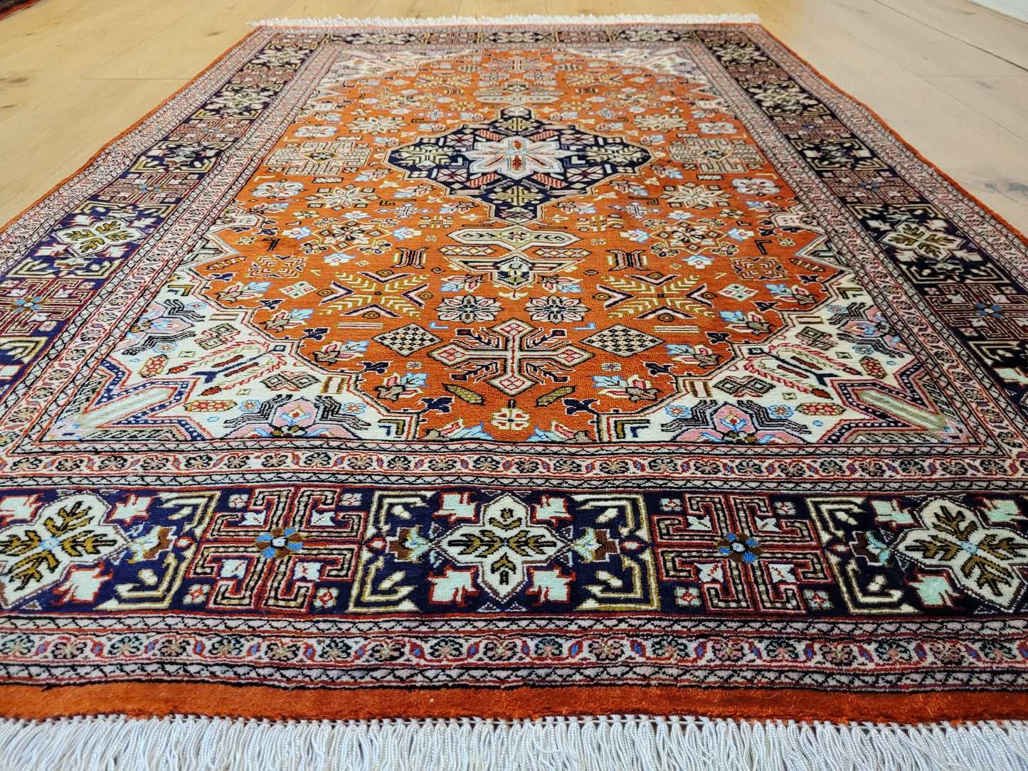 Ghom Seide auf Seide Teppich geometrisches Medaillon feine Knüpfung