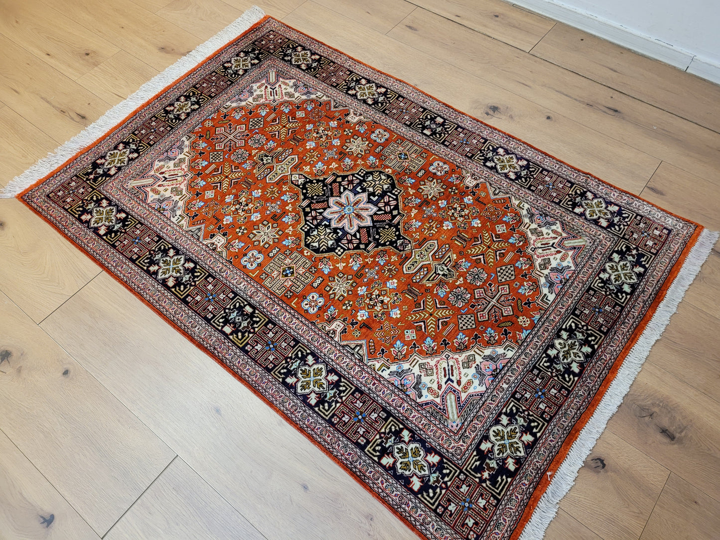 Ghom Seide auf Seide Teppich geometrisches Medaillon feine Knüpfung