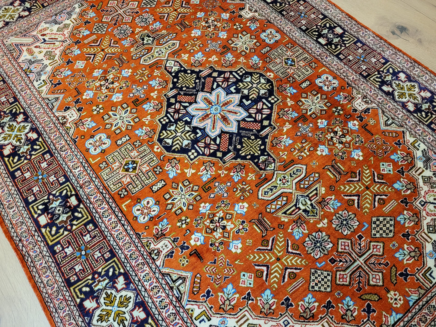 Ghom Seide auf Seide Teppich geometrisches Medaillon feine Knüpfung