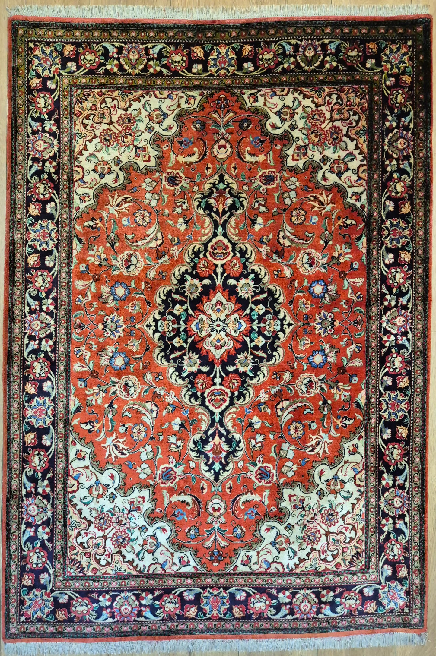 Ghom Teppich Seide auf Seide fein detailliertes Medaillonmuster