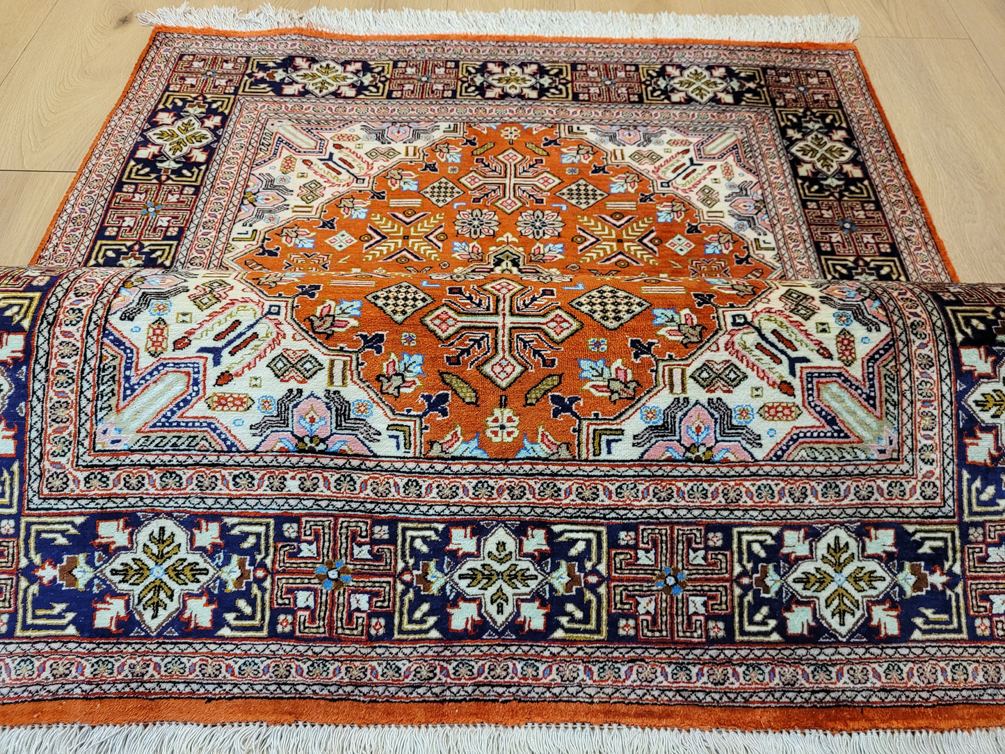 Ghom Seide auf Seide Teppich geometrisches Medaillon feine Knüpfung