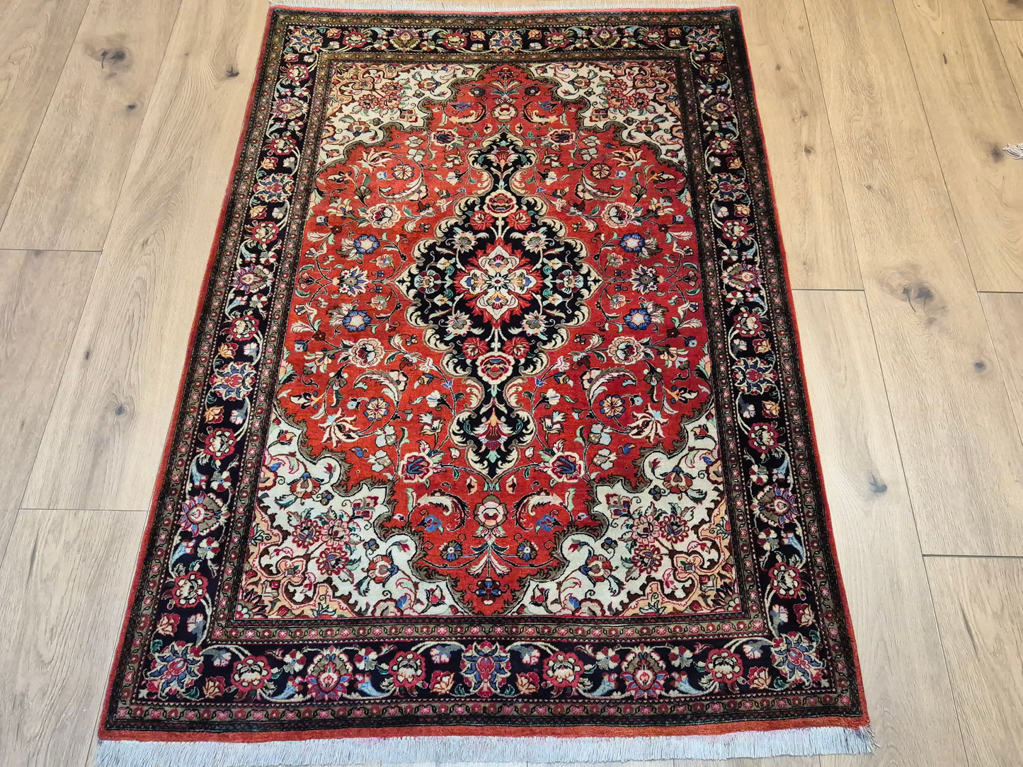 Ghom Teppich Seide auf Seide fein detailliertes Medaillonmuster